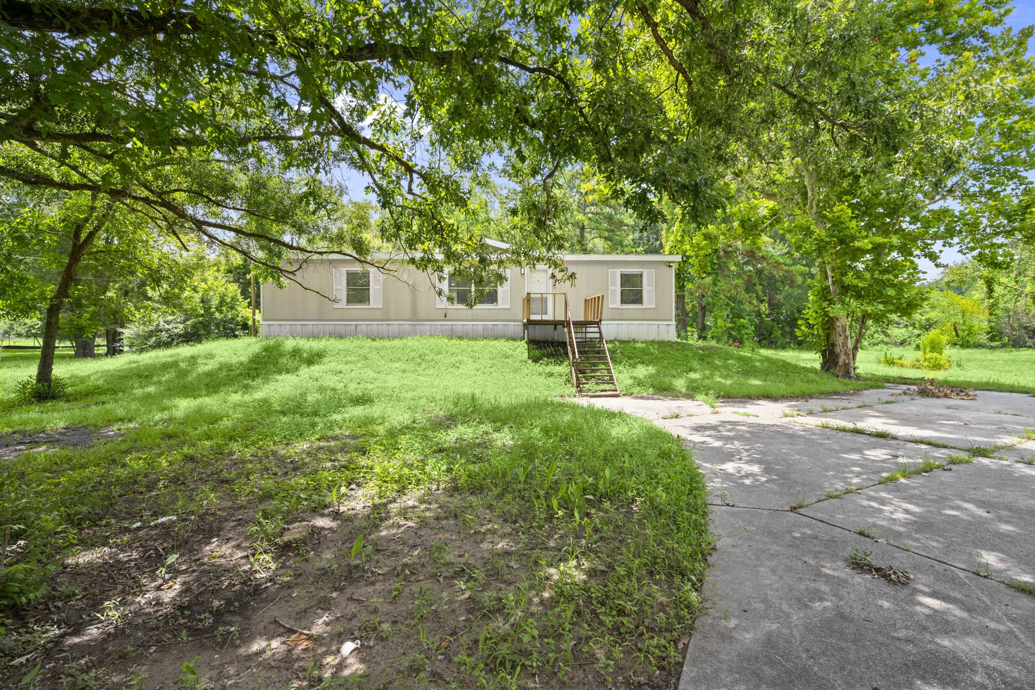 285 County Road 388 Cleveland, TX 77328 - Photo 2 of 23 a backyard of a house with table and chairs