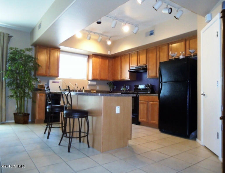 3250 West Greenway Road, Unit 151 Phoenix, AZ 85053 - Photo 4 of 17 Kitchen