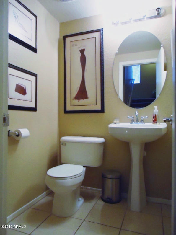 3250 West Greenway Road, Unit 151 Phoenix, AZ 85053 - Photo 5 of 17 Guest Bath