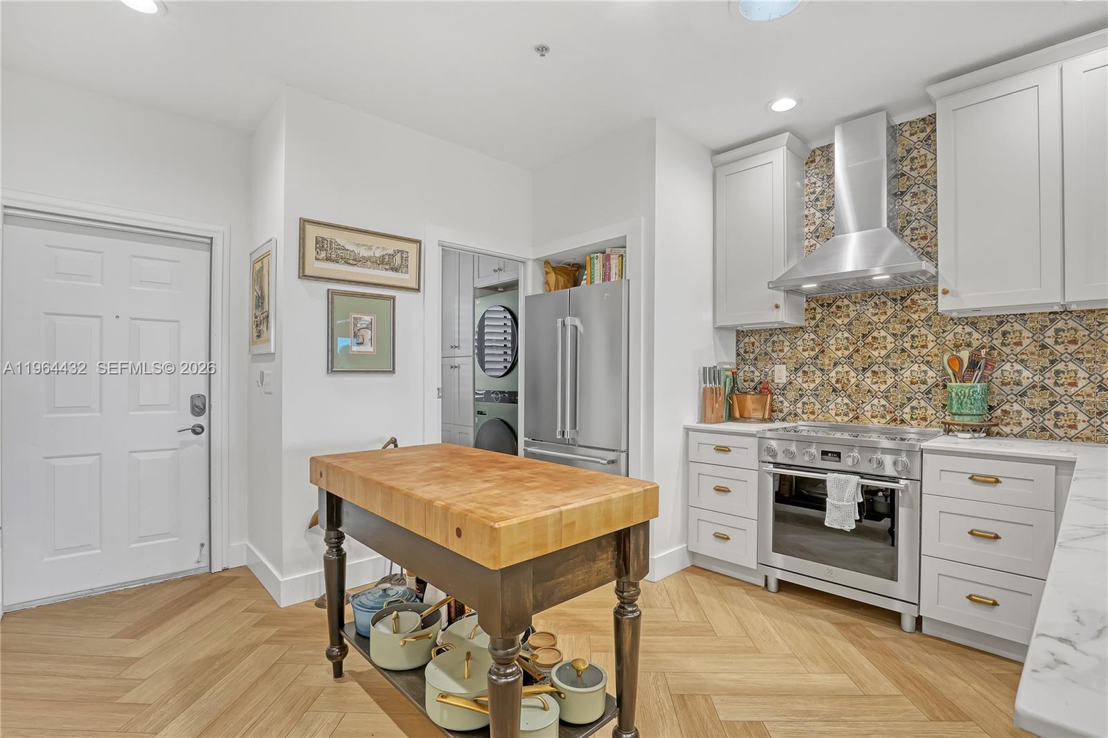 6062 Southeast Landing Way, Unit 10 Stuart, FL 34997 - Photo 8 of 37 a kitchen with a stove a sink and a refrigerator