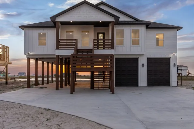 $915,000 | 10 Westpointe Drive, Rockport, TX 78382