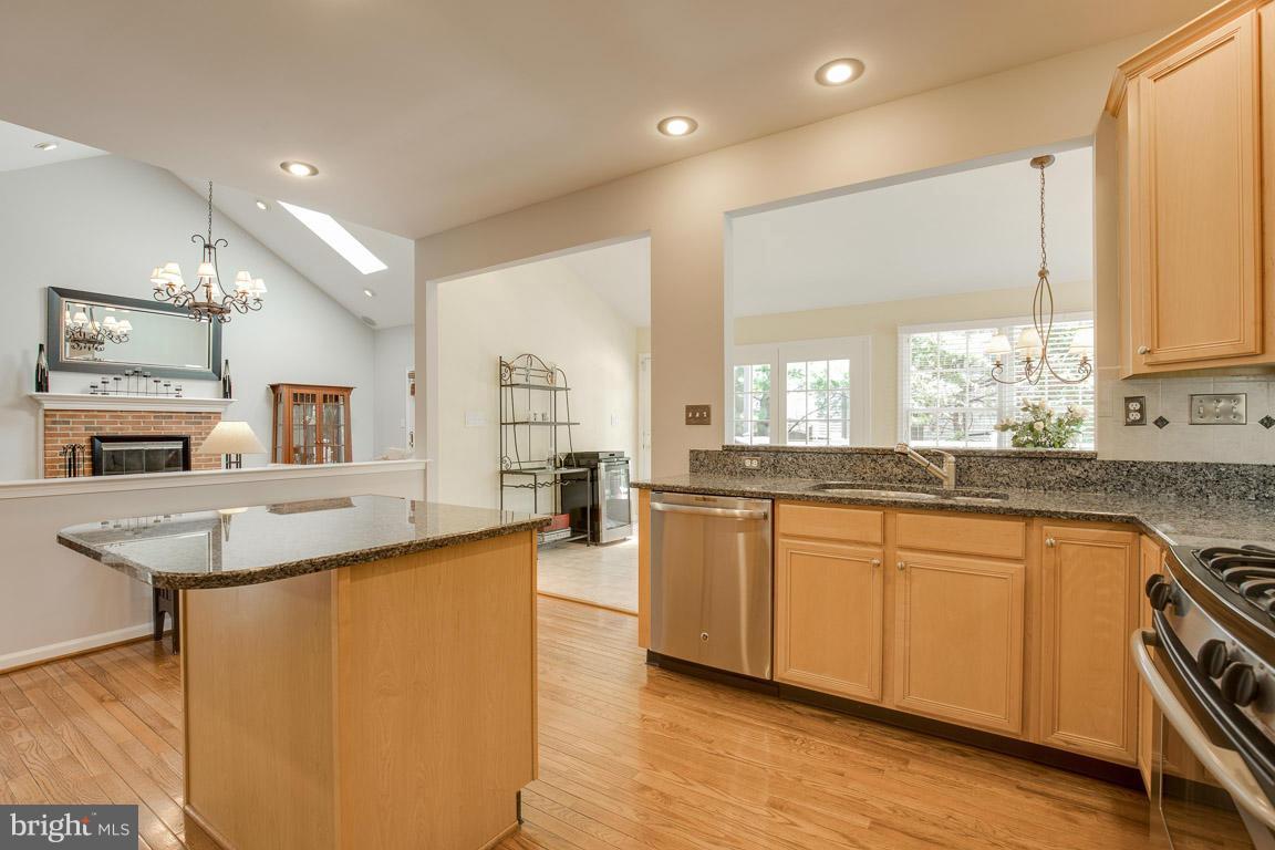10850 Grovehampton Court Reston, VA 20194 - Photo 6 of 30 Kitchen