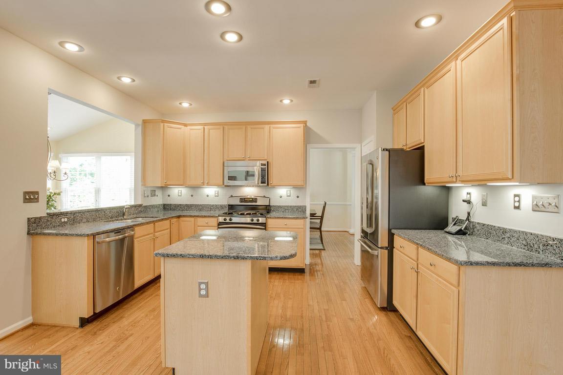 10850 Grovehampton Court Reston, VA 20194 - Photo 7 of 30 Kitchen