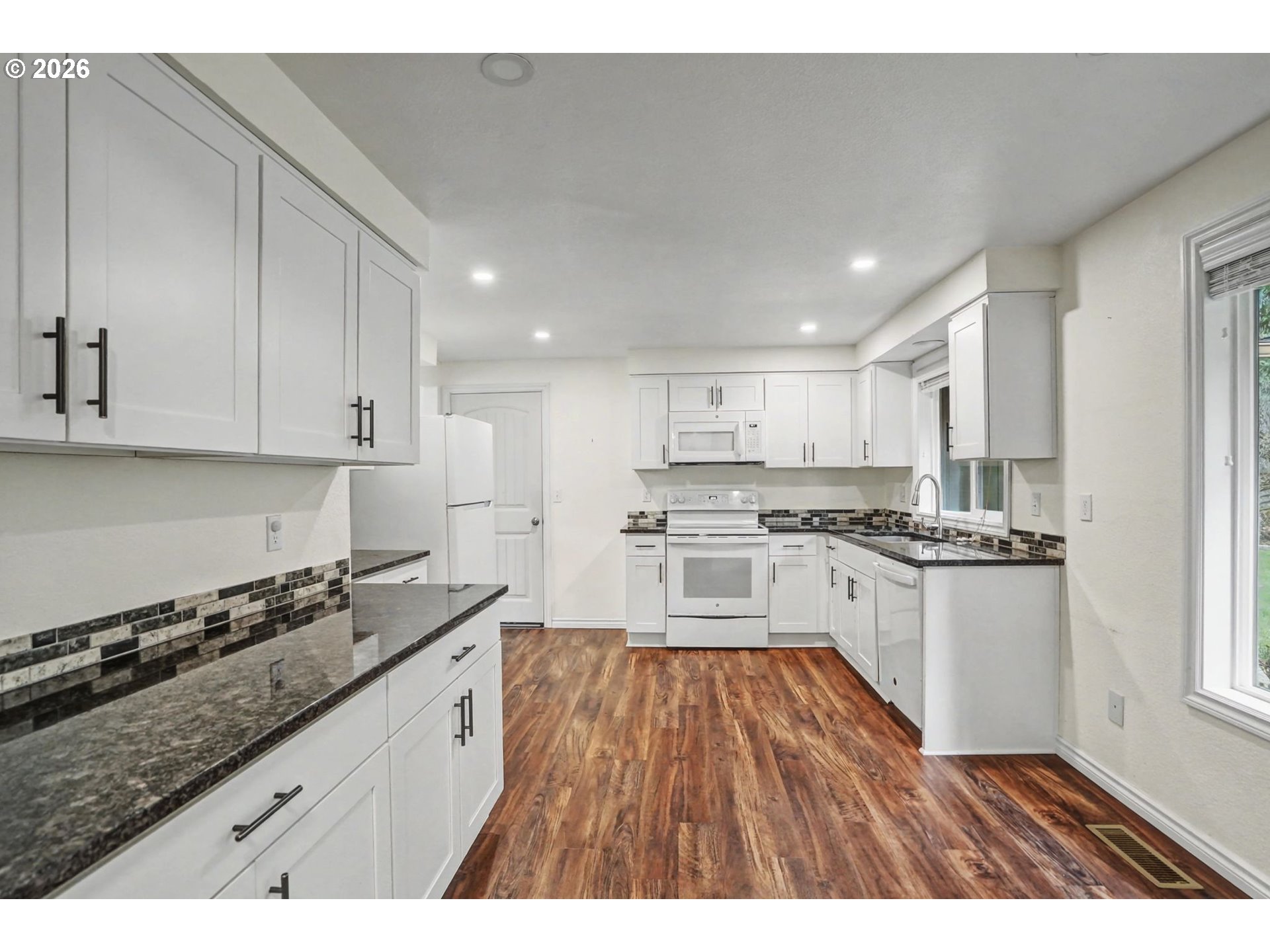 20450 North Abiqua Road Scotts Mills, OR 97375 - Photo 6 of 31