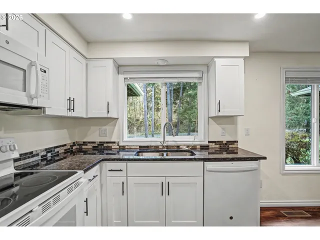 $625,000 | 20450 North Abiqua Road, Scotts Mills, OR 97375