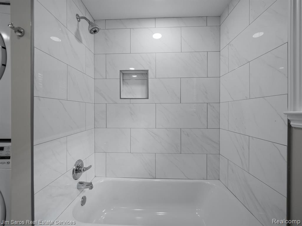 895 Harcourt Road Grosse Pointe Park, MI 48230 - Photo 12 of 17