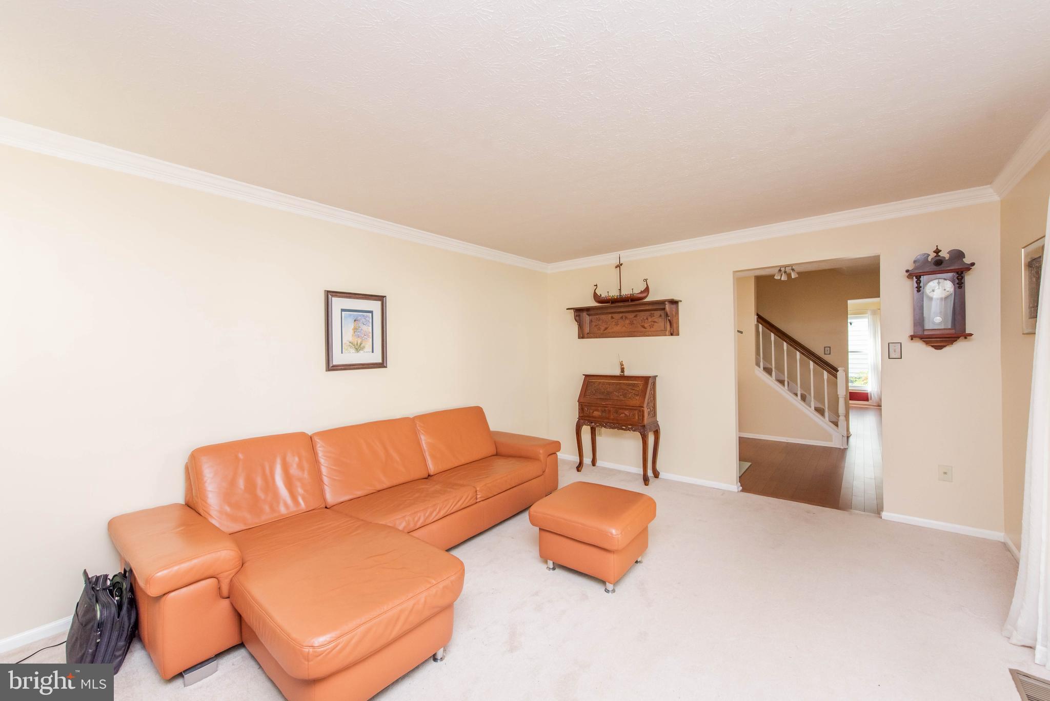 7512 Midas Touch Columbia, MD 21046 - Photo 5 of 46 Living Room