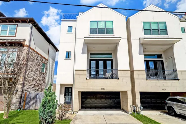 a view of building with a entryway