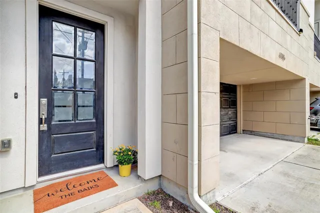 a view of entryway with a front door