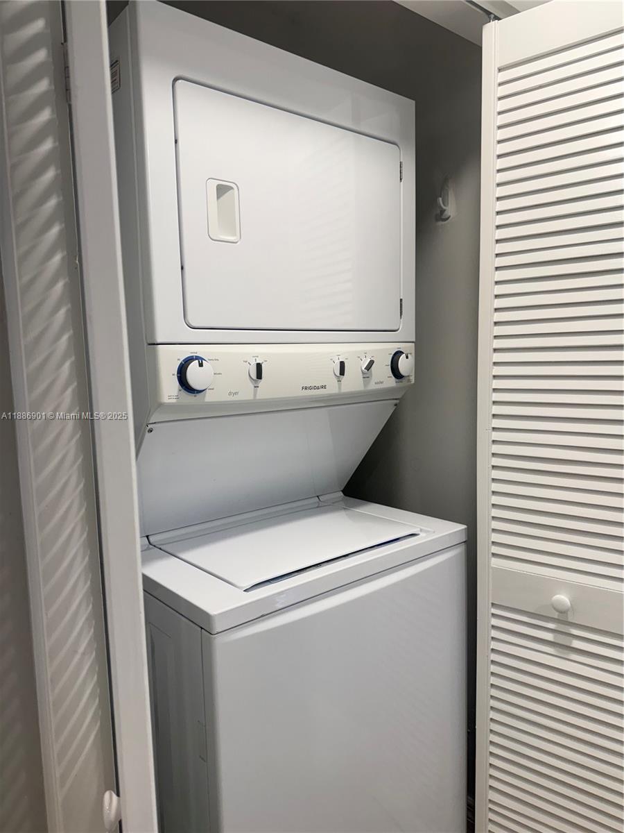 1627 Riverview Road, Unit 212 Deerfield Beach, FL 33441 - Photo 7 of 27 a utility room with dryer and washer