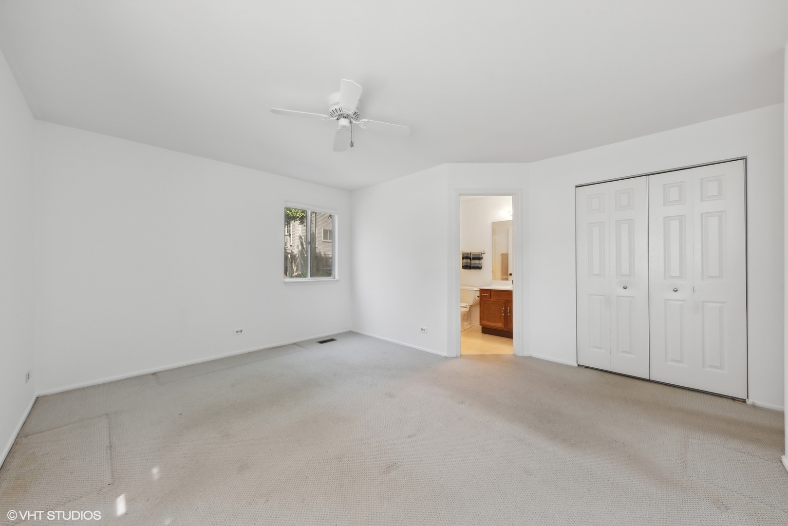 1406 Aldgate Court, Unit D1 Wheeling, IL 60090 - Photo 10 of 16 an empty room with windows and closet