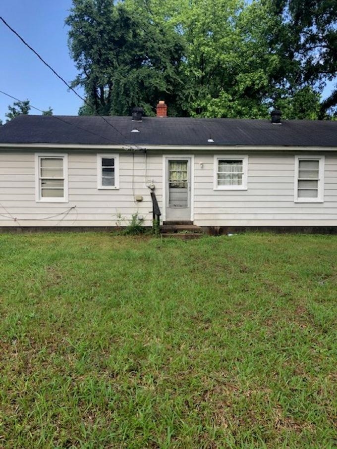 1048 Avon Road Memphis, TN 38122 - Photo 2 of 10 a backyard of a house with lots of green space
