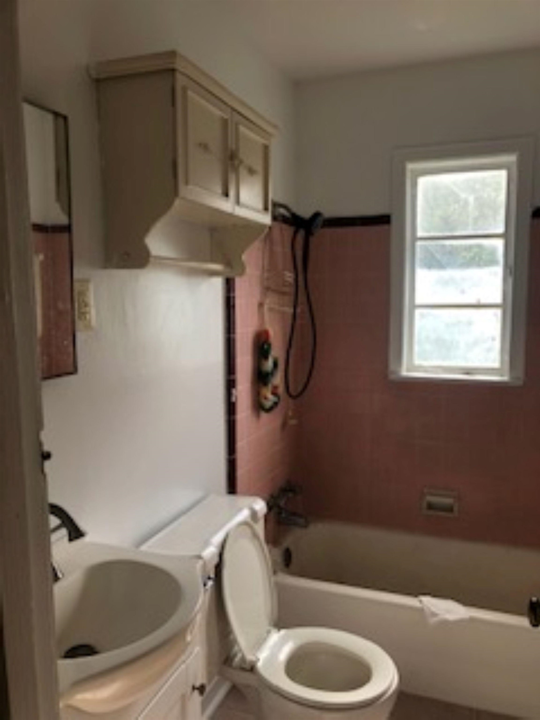 1048 Avon Road Memphis, TN 38122 - Photo 7 of 10 a bathroom with a sink a toilet and a bathtub
