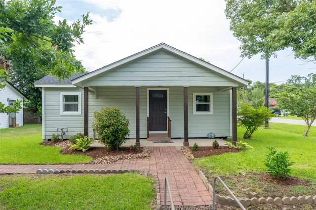 $1,700 | 134 East Bernard Street, Clute, TX 77531