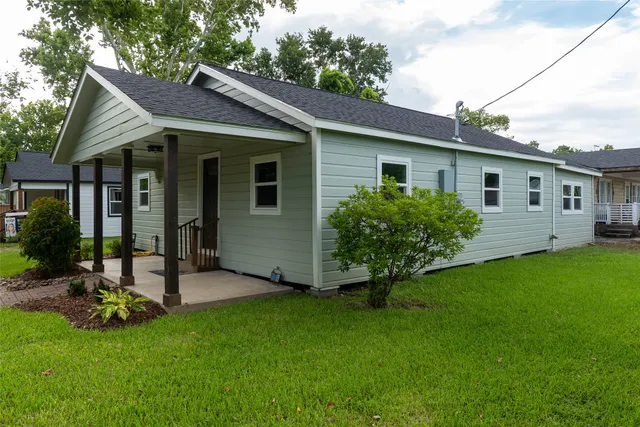 $1,700 | 134 East Bernard Street, Clute, TX 77531