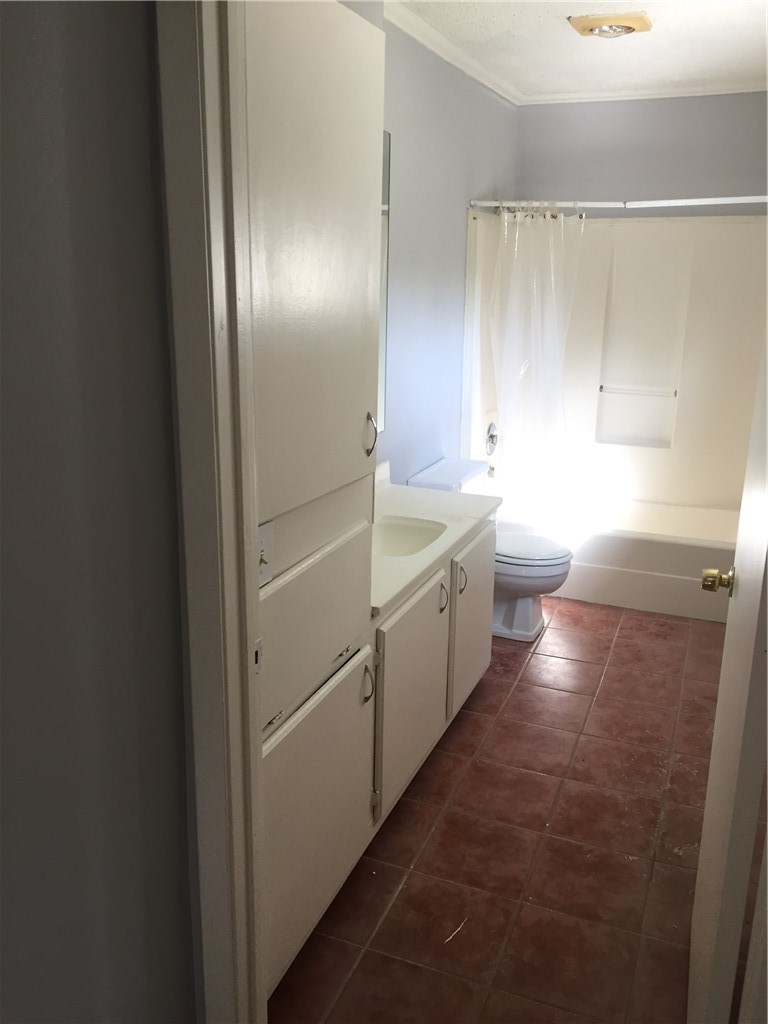 705 Franklin Boulevard Austin, TX 78751 - Photo 11 of 19 big room bathroom