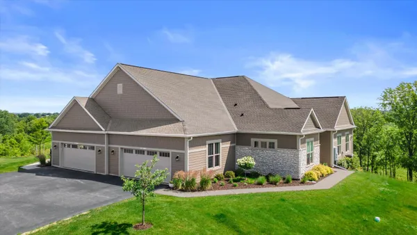 $724,900 | N28-w25172 N28-w25172 Parkway Ridge Circle, Unit B, Pewaukee, WI 53072