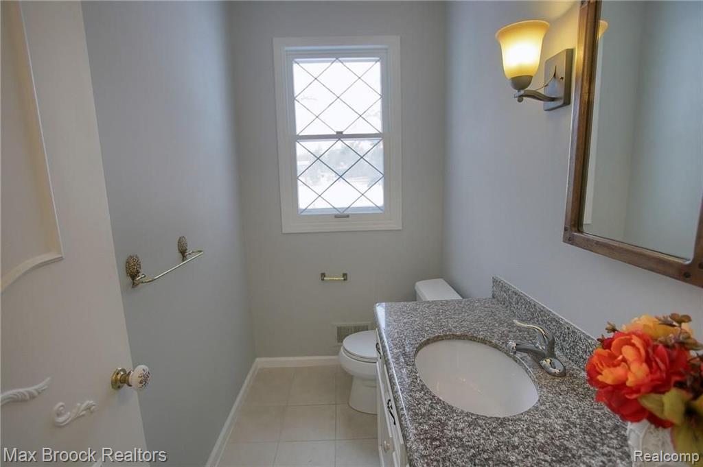 5076 Watergate Road West Bloomfield, MI 48323 - Photo 19 of 41