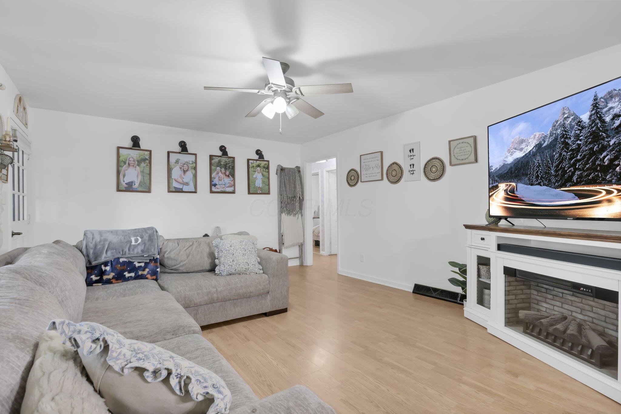 901 Coonpath Road Northwest Lancaster, OH 43130 - Photo 13 of 58 Living Room