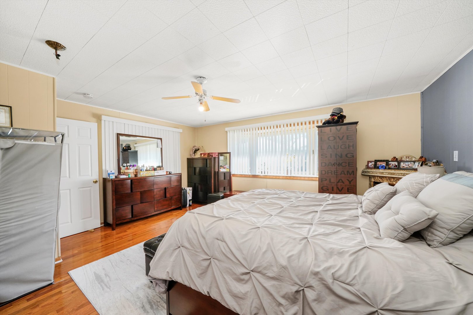 1106 Arthur Avenue Berkeley, IL 60163 - Photo 20 of 28 a bed room with a bed and a television