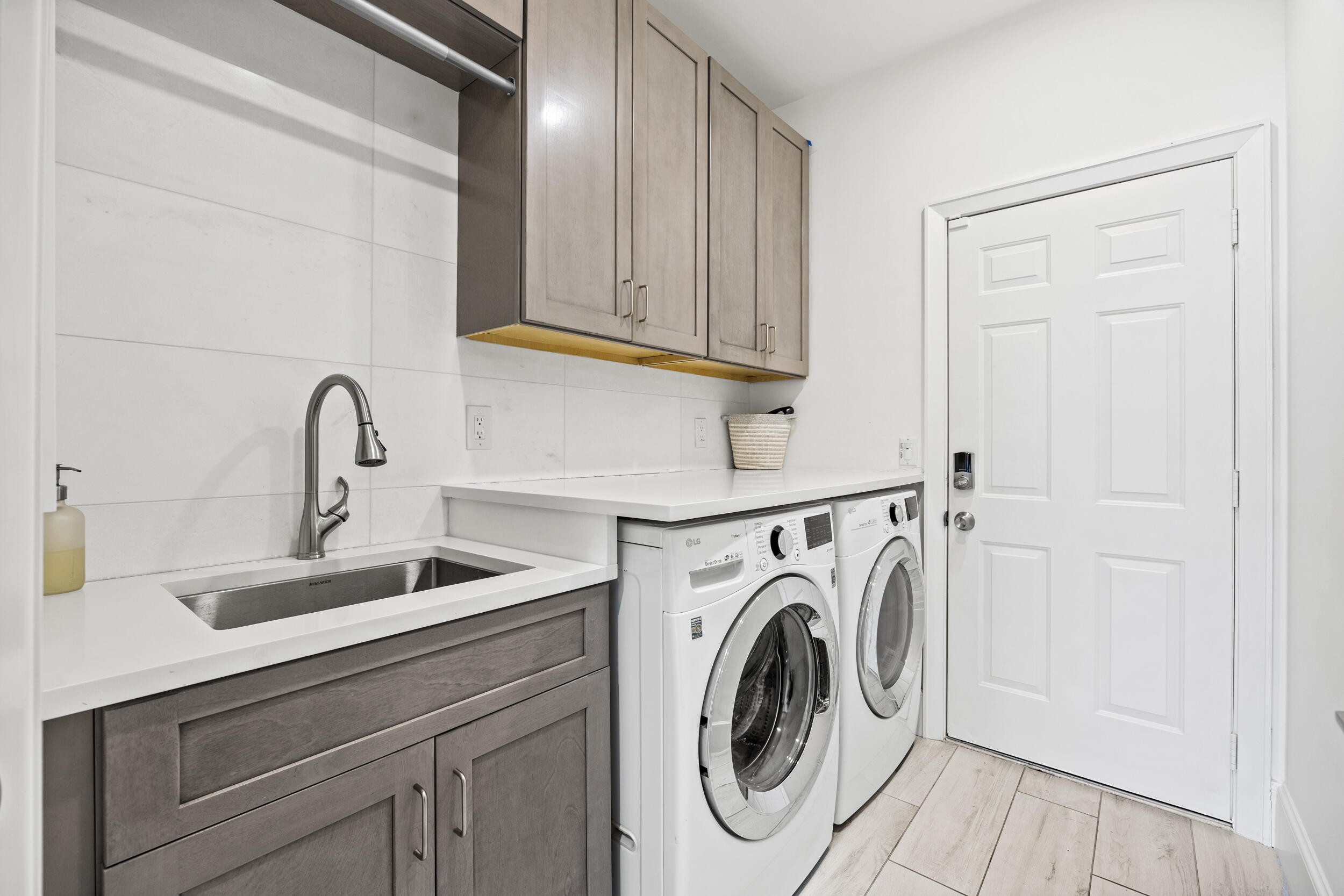118 North Village Way Jupiter, FL 33458 - Photo 18 of 28 a utility room with dryer and washer