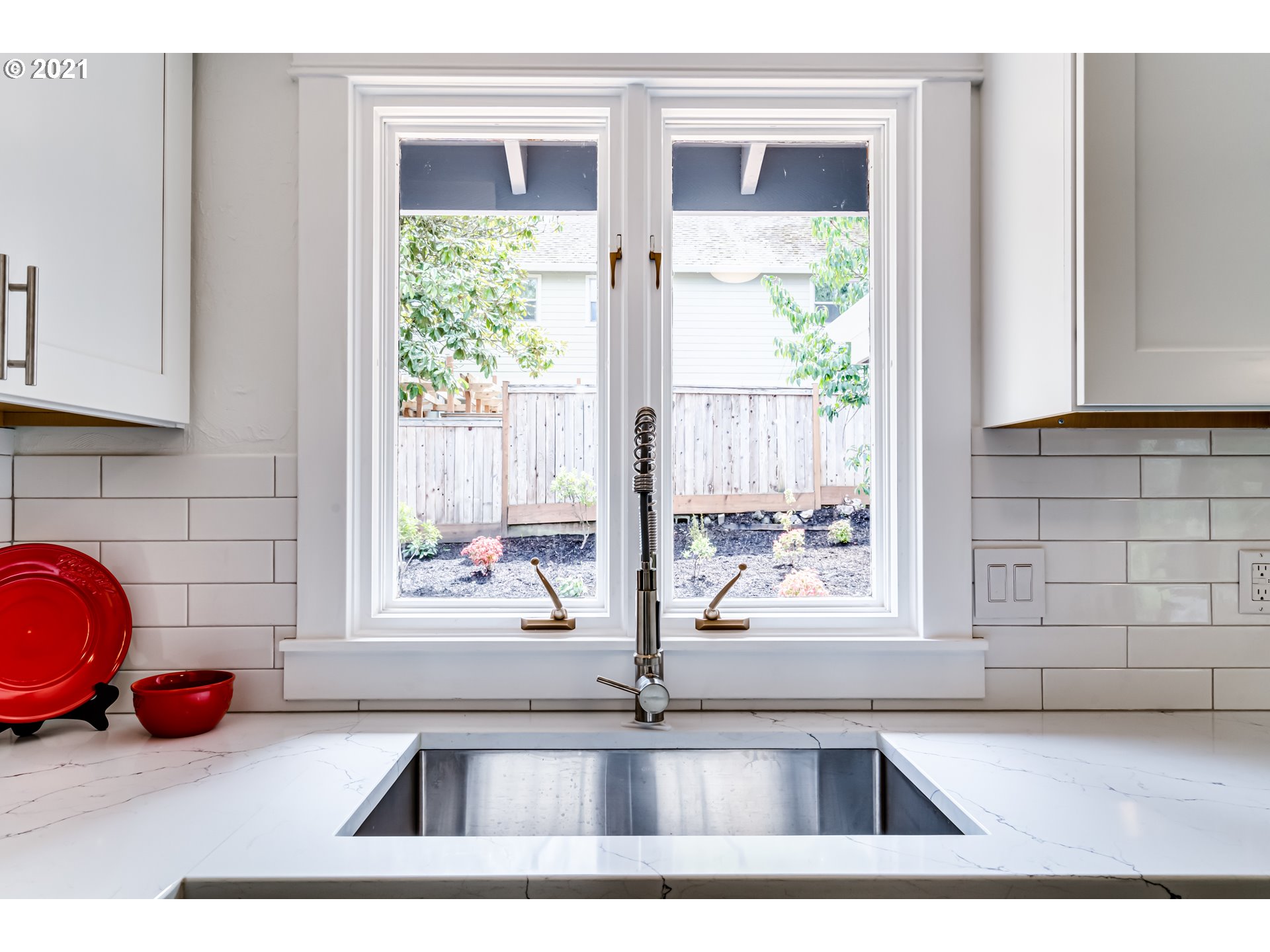 2022 Floral Hill Drive Eugene, OR 97403 - Photo 15 of 32