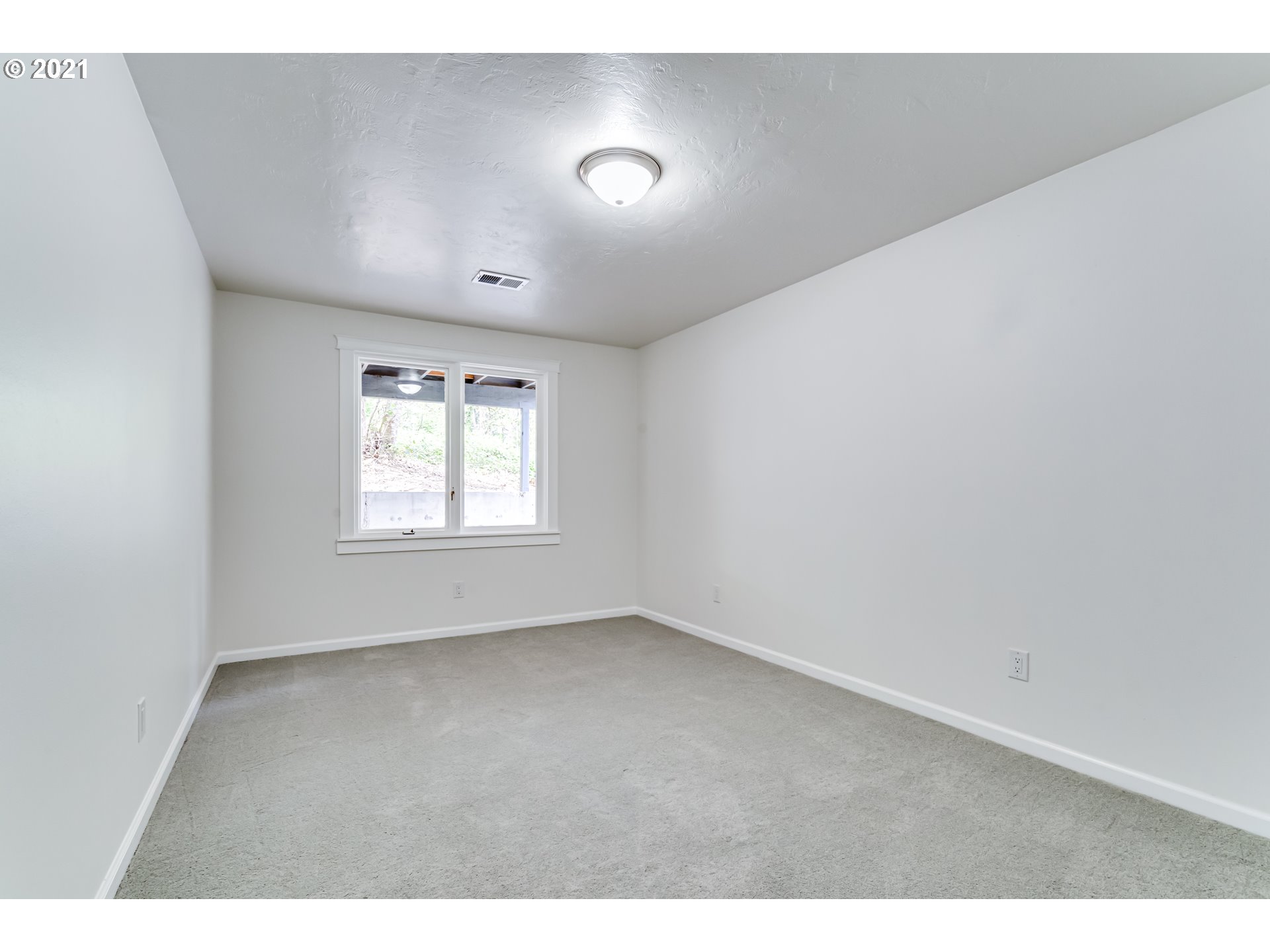 2022 Floral Hill Drive Eugene, OR 97403 - Photo 24 of 32