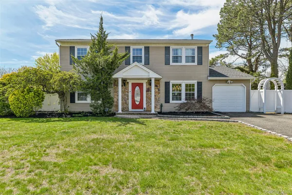 $689,000 | 2 Deer Path, East Patchogue, NY 11772