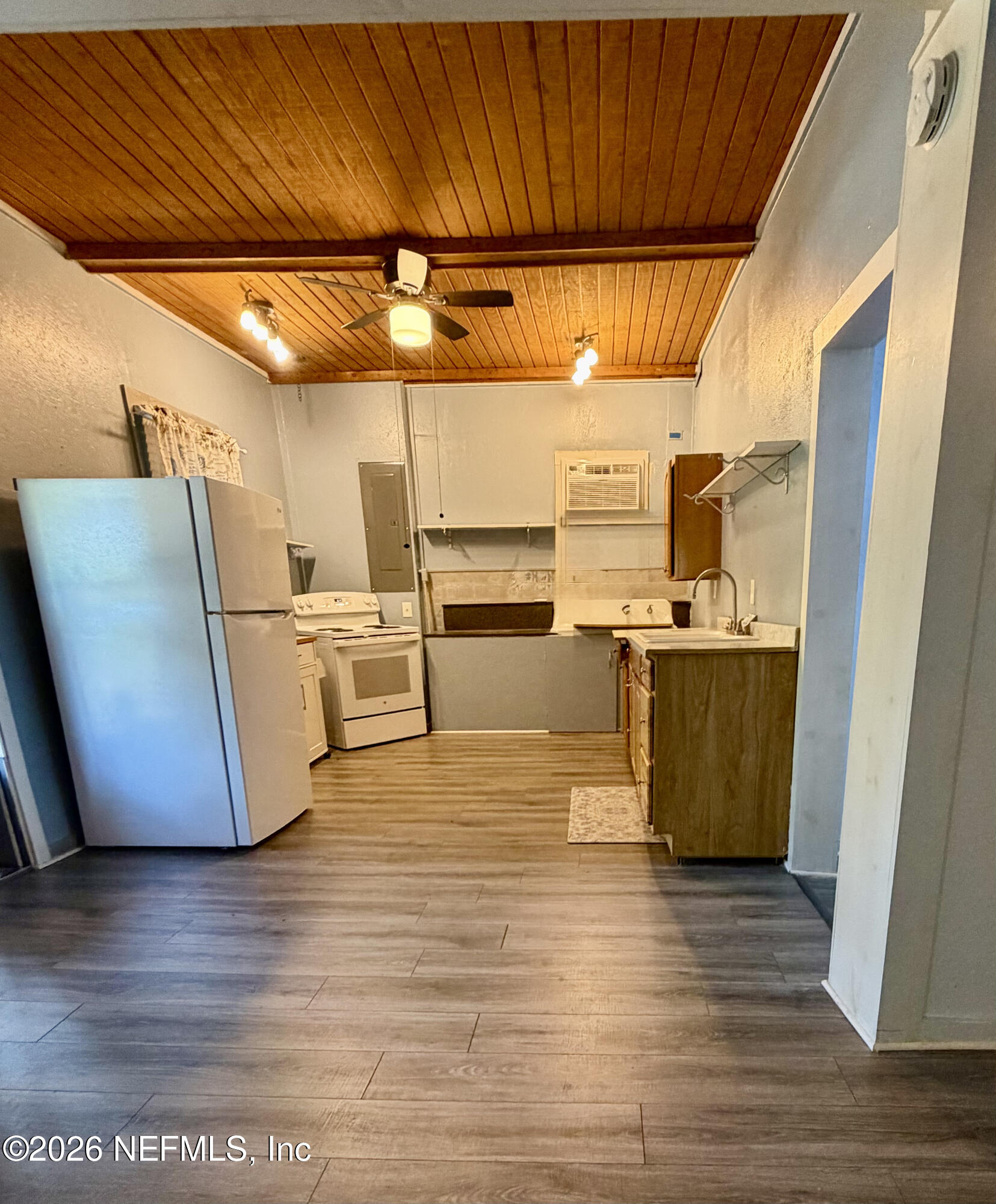 16842 Spring Street White Springs, FL 32096 - Photo 7 of 14 Kitchen / living