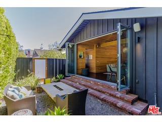 433 Sycamore Road Santa Monica, CA 90402 - Photo 2 of 28 a view of a backyard with a tub