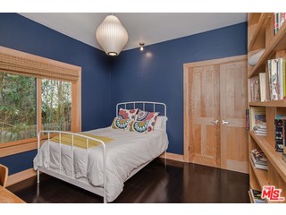 433 Sycamore Road Santa Monica, CA 90402 - Photo 12 of 28 a bedroom with a bed and a lamp