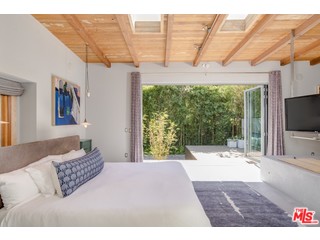 433 Sycamore Road Santa Monica, CA 90402 - Photo 16 of 28 a living room with a bed furniture and a large window
