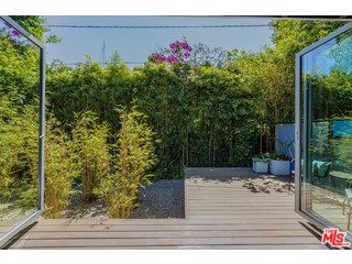 433 Sycamore Road Santa Monica, CA 90402 - Photo 21 of 28 a view of a backyard