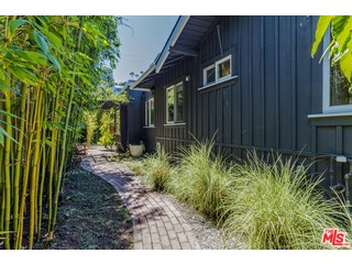 433 Sycamore Road Santa Monica, CA 90402 - Photo 25 of 28 a view of outdoor space and yard