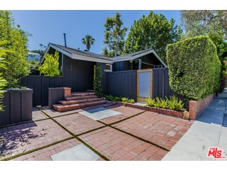 433 Sycamore Road Santa Monica, CA 90402 - Photo 26 of 28 a view of a back yard of the house