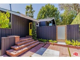 433 Sycamore Road Santa Monica, CA 90402 - Photo 27 of 28 a view of outdoor space and yard
