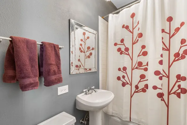 $349,000 | 1339 West Lunt Avenue, Unit 2N, Chicago, IL 60626