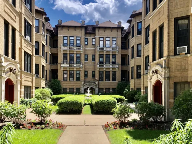$349,000 | 1339 West Lunt Avenue, Unit 2N, Chicago, IL 60626