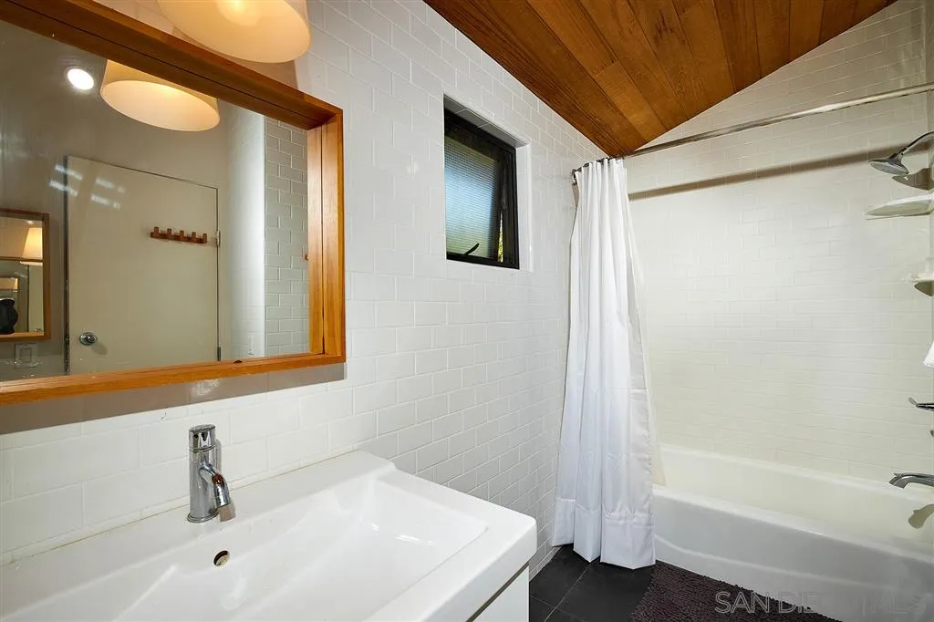 2255 Country Road Fallbrook, CA 92028 - Photo 13 of 24 a bathroom with a bathtub and a sink