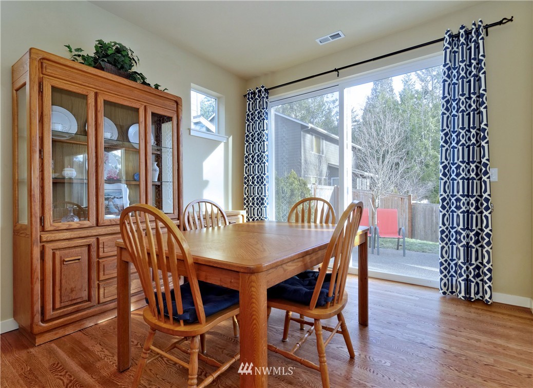 208 Field Avenue Northeast Renton, WA 98059 - Photo 4 of 17