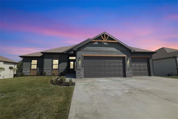 $607,900 | 604 Blackhawke Drive, Smithville, MO 64089
