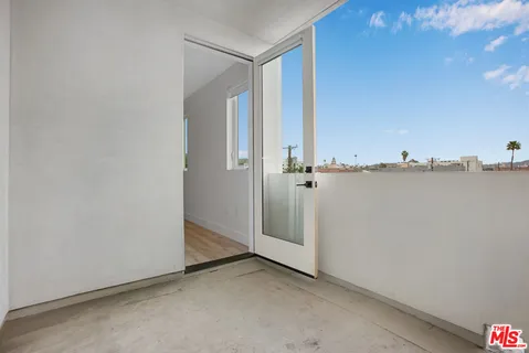 $4,580 | 5657 Virginia Avenue, Unit 403, Los Angeles, CA 90038