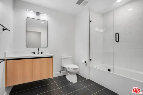 $4,580 | 5657 Virginia Avenue, Unit 403, Los Angeles, CA 90038