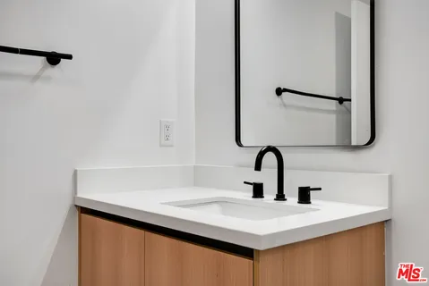 $4,580 | 5657 Virginia Avenue, Unit 403, Los Angeles, CA 90038