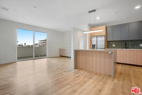 $4,580 | 5657 Virginia Avenue, Unit 403, Los Angeles, CA 90038