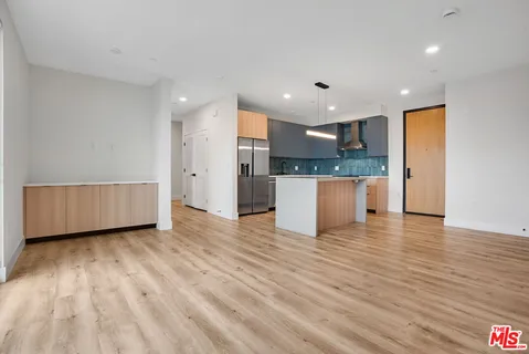 $4,580 | 5657 Virginia Avenue, Unit 403, Los Angeles, CA 90038