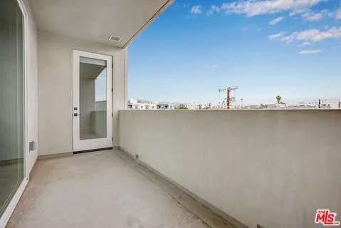 $4,580 | 5657 Virginia Avenue, Unit 403, Los Angeles, CA 90038