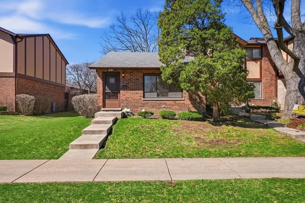 $199,900 | 1S300 Stratford Lane, Villa Park, IL 60181