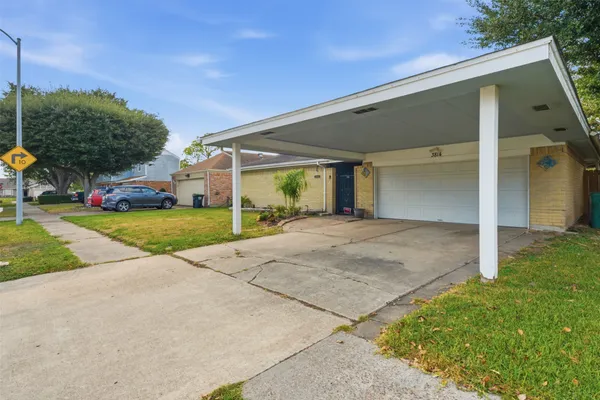 a view of a back yard of the house