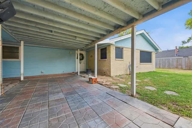 a view of a house with backyard and porch